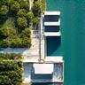Elegant villa fra fugleperspektiv, tydelig fremhevet av dronefoto