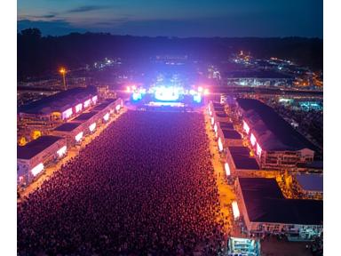 Dronebilde av utendørs konsert