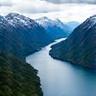Fantastisk naturutsikt over en norsk fjord, fra droneperspektiv