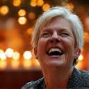 Kvinne som ler hjertelig under en privat feiring