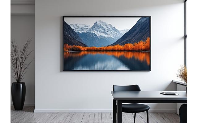 Moderne kontormiljø med et stort, inspirerende landskapsbilde av et norsk fjellandskap med høstfarger, hengende på veggen over et arbeidsområde