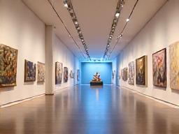 Virtuell 360-graders omvisning i et kunstgalleri med skulpturer og malerier